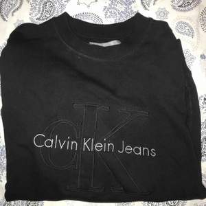 Svart Calvin Klein sweatshirt. Köpt för 999kr. Säljer för 400. Finns i Aspudden eller fraktas. 