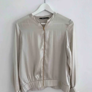  - Tunn jacka. Frakt tillkommer