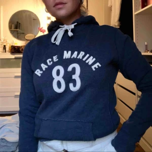  - Superfin blå hoodie 😍 Frakt ingår i priset 