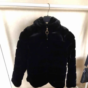  - Pälsjacka från madlady aldrig använd ⭐️