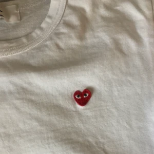  - Cdg Play t-shirt❤️ Storlek S, sparsamt använd, verkligen som ny!! köpt på Dover street marker i London!  Inga fläckar eller slitningar!   Köparen betalar frakt 🥰