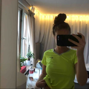  - snygg träningströja i neon!  frakt tillkommer ❤️