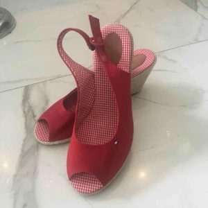  - Snygg och super sköna kilklacksskor!! Röda från Tommy Hilfiger till bra pris, NYPRIS 650kr!! Bra skick som bilden visar