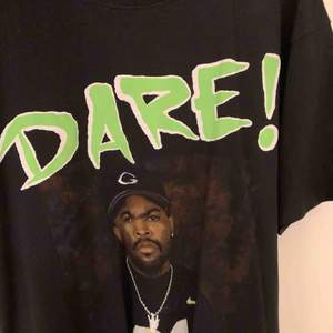 En Dare to keep it real T-shirt med Ice Cube från Carlings, hiphop legends! Obs, färgerna är starkare irl