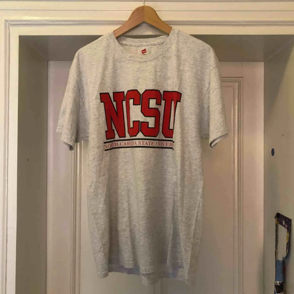 North Carolina State University - Hämtas i Uppsala eller skickas mot fraktkostnad . T-shirts.