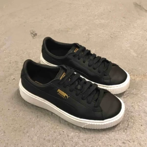  - Puma basket platform core snealers i size wmn 6.5 (EUR 37), använda utomhus en gång. Fint skick och tts! ✨✨