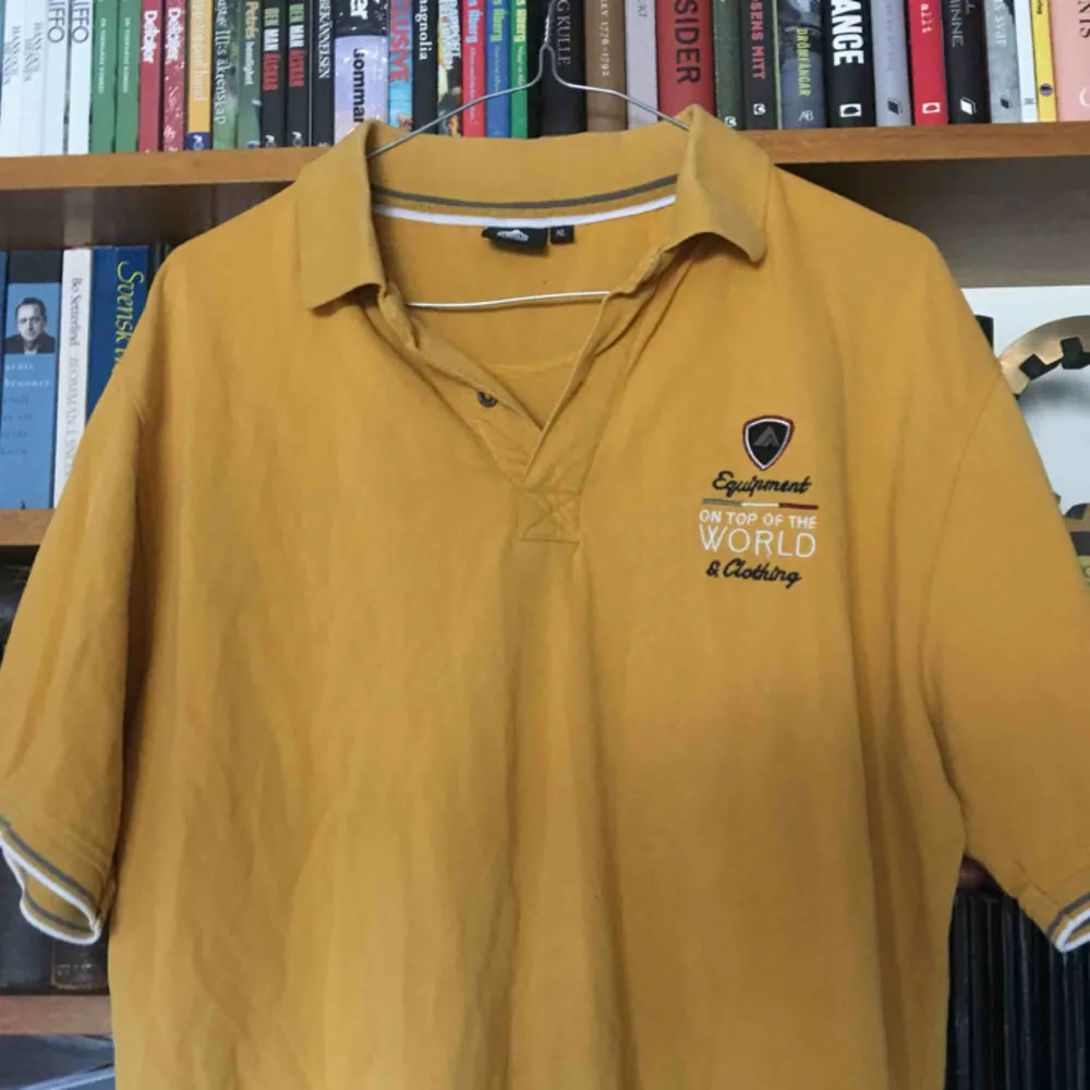 gul jättestor (och bekväm) tröja, köpt second hand men aldrig använd. T-shirts.