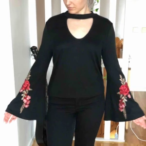  - Fint blus från Shein använt bara 2 gånger. Säljer pga inte riktigt min stil. Vi kan mötas upp antigen i Södertälje eller Stockholm annars kan posta mot fraktkostnaden. :)