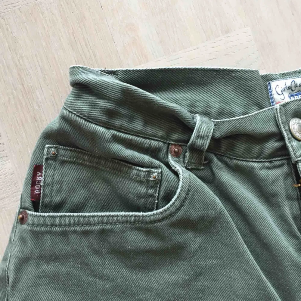 Högmidjade militärgröna jeansshorts. Supersnygga! Kan mötas upp på söder, annars tillkommer frakt❤️. Shorts.