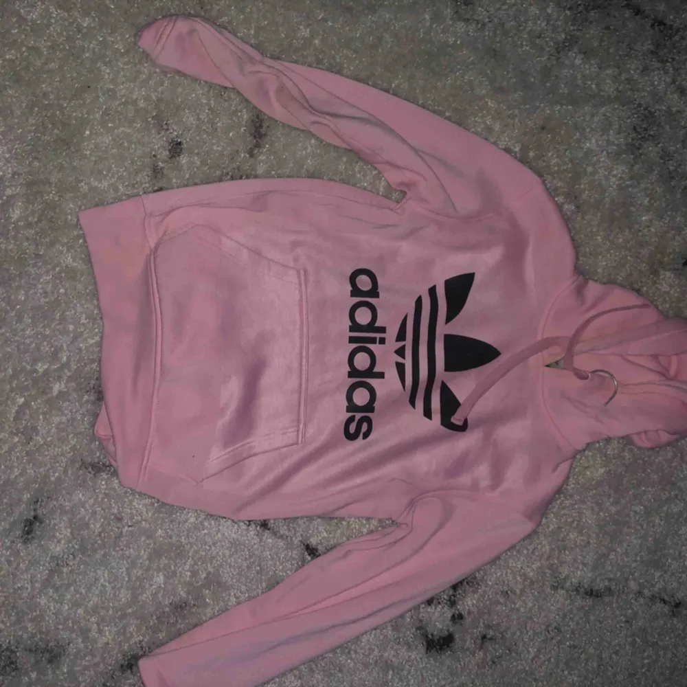 Rosa adidas hoodie (kopia)- Storlek S/M, köparen står för frakten men kan också mötas upp i Göteborg💕. Hoodies.