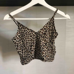  - Omlott linne i leopardmönster 🐆 sitter mer som en xxs 