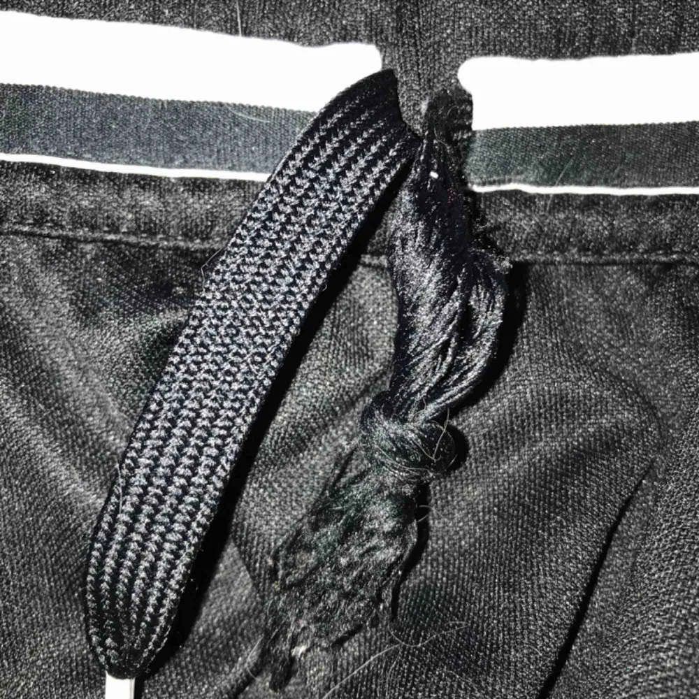 Svarta Adidas byxor med 3 vita streck på varje sida. Jätte fina men ena snöret är lite trasigt (sista bilden). Strl XS / 152, 50kr🌹. Jeans & Byxor.