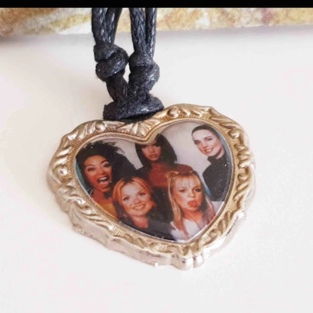 Ett halsband med Spice Girls på! Vad mer kan jag säga? Frakt tillkommer.. Accessoarer.