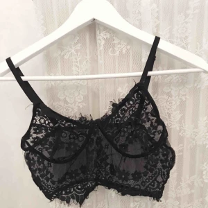  - Skit snygg spets topp! Tyvärr för liten för mig. Skulle säga xs/s! Ganska liten i bysten! Skriv för mer bilder. 150kr inklusive frakt 