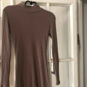  - Klänning från Qicuelle i en Mauve färg (ser mer brun ut på bilden)  Jätte stretchig  Passar perfekt till hösten då den är något tjockare i materialet. 