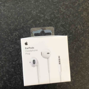  - Nya ÄKTA iPhone hörlurar, aldrig använda endast öppnade, säljer då jag köpte fel modell. 