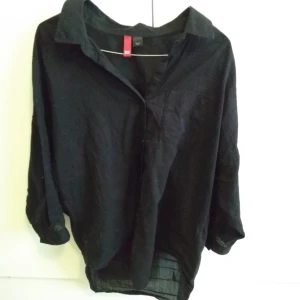  - strl S/M, köpt på H&M. ärmar till strax efter armbågen. svart ganska tunnt tyg.