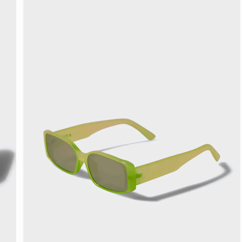 As balla solbrillor från carlings med reflekterande glas!! Endast använda 1 gång så perfekt skick. Accessoarer.