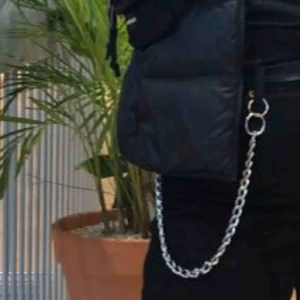  - En byxkedja som även funkar som halsband om man skulle vilja det. Inte säker på längden men skulle tippa på 40cm. Kan frakta om köparen står för frakten annars mötas upp i Lund.