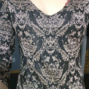  - Vacker festklänning med vitguldigt glitter, mycket gott skick. 