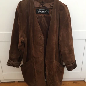  - Brun mockajacka i längre modell med stora fickor inköpt på Emmaus Vintage i höstas. Säljes pga dålig användning av den och har lite för mycket jackor. Möts upp i Stockholm eller skockas mot fraktkostnad på ca 95kr. 