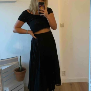  - Riktigt fin plisserad midikjol!!🌺🌸  kjolen är helt som ny endast använd 3-4 gånger allts helt som orörd. Alla spännen och dragkedjor funkar som dom ska och kjolen är helt perfekt nu till hösten:))