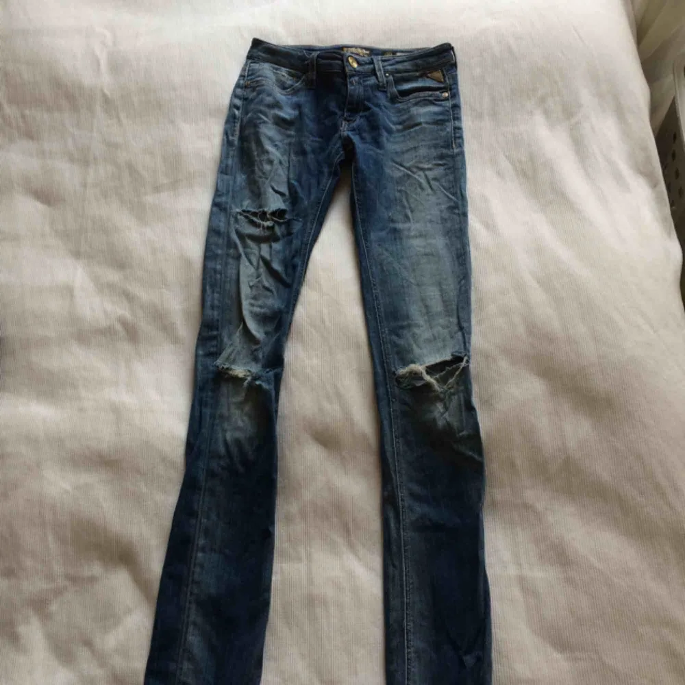 Så snygga Replay jeans som tyvärr blivit för små för mig! De står att de är storlek 27 i dom men de är små i storleken, jag skulle säga att de är som 25/26.  . Jeans & Byxor.