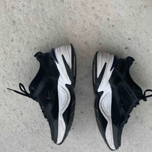  - Nike M2K tekno storlek 38 (dock stora i storleken)