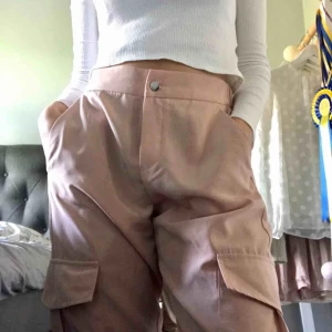  - Nya cargo-pants från Zara, köpta för 299 kr. Endast testade. Sitter skönt och bra. Frakt ingår i priset.