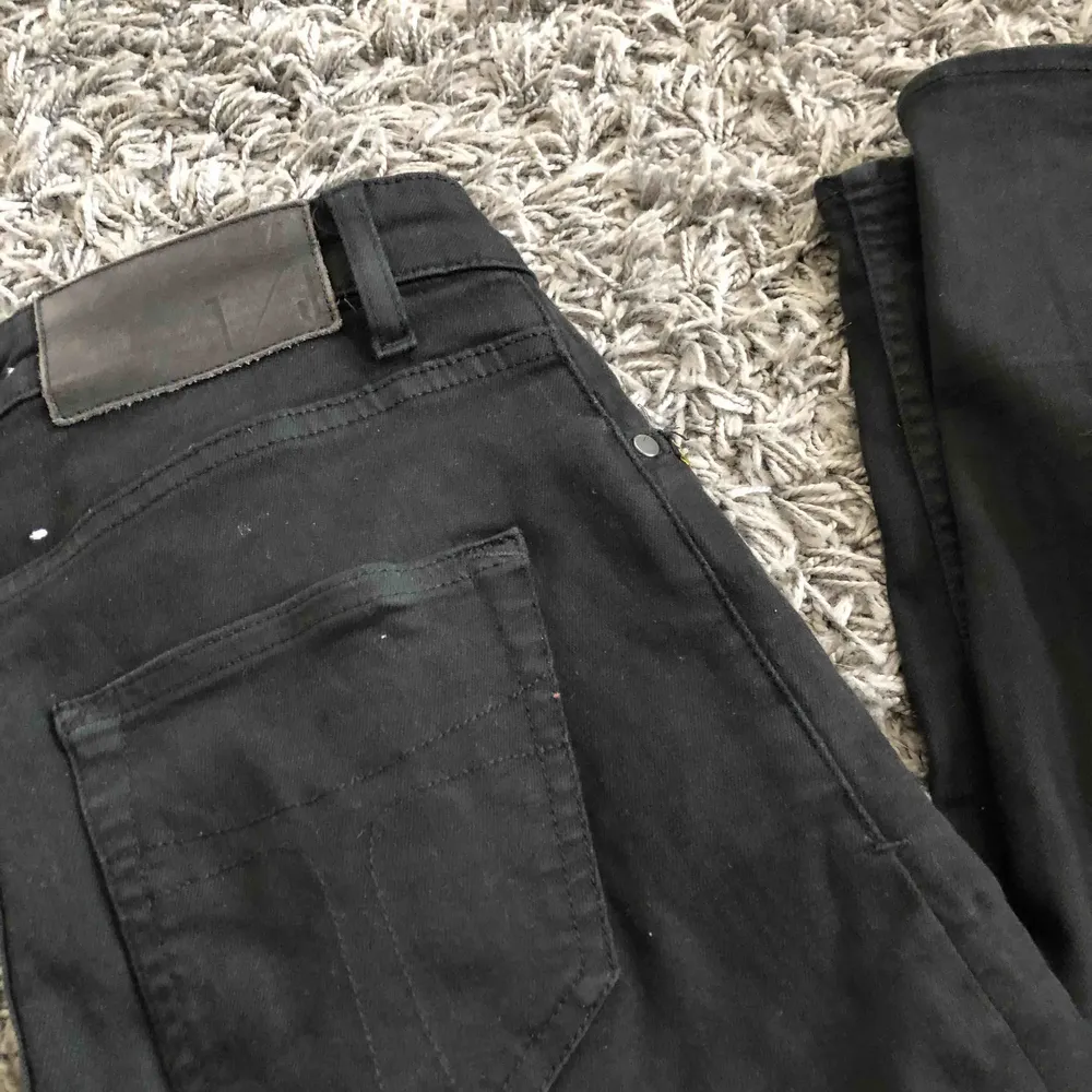 Ett par svarta jeans från tiger of sweden. Har tyvärr blivit för små. Sitter bra på mig i benen och jag är 175 cm lång💘💘. Jeans & Byxor.