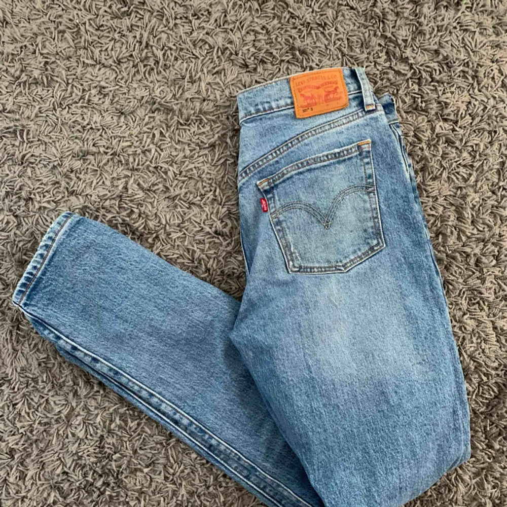 Levi’s jeans 501 W 28 L 32, egen gjord slitning på vänstra benet. Bra skick, säljer pga för liten storlek. Köpare står för frakt. Jeans & Byxor.