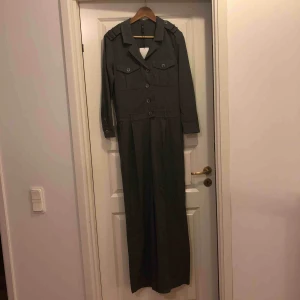  - Grå långärmad jumpsuit från ZARA ifrån trf collection. Storlek S helt oanvänd med prislappen kvar. Köpt för 549 och säljs pga felköp. 