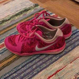  - Träningsskor från Nike, använt under danslektionerna under en termin, fortfarande i bra skick. Strl 37,5. Köparen står för frakten 