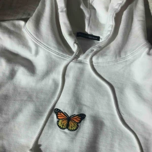  - Super snygg och skön, oanvänd, Brandy Melville hoodie. Säljs pga att den är för stor för mig. Storleken är ONE SIZE men den sitter oversized så jag skulle säga att den är mer som en L. Frakt ingår i priset. Nypris är 378 kr. 