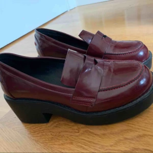  - Säljer ett par vinröda supersöta skor som knappt använts från märket Truffle i storlek 4 vilket vill säga 37-38 i svenska mått❤️ köparen står för frakt. Det är bara till att skriva om ni har frågor!