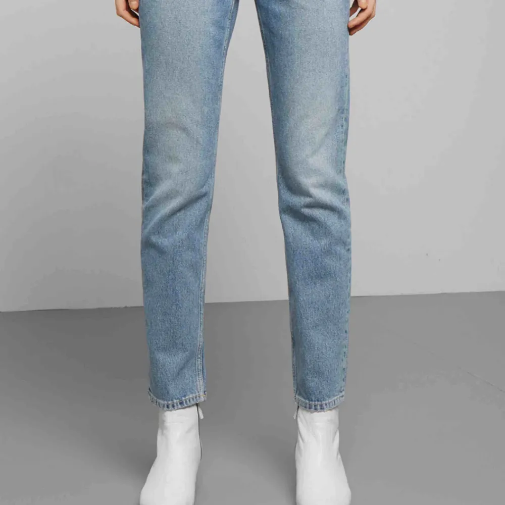 Weekday jeans i modellen Seattle (knappt använda). Köpta här på Plick men passade inte mig. Frakt tillkommer alt träffas i Malmö . Jeans & Byxor.