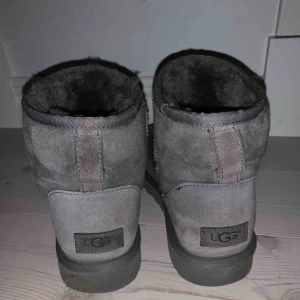  - Uggs använda en vinter, lite vattenskadade därav priset, annars är de fortfarande fina ❄️