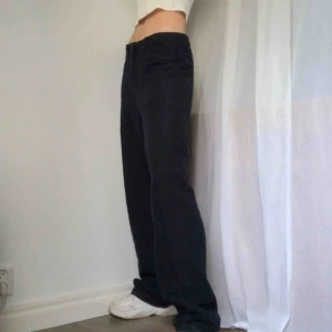  - Marinblå lågmidjade byxor i linne-imiterat material! Snyggt att ha de högmidjade med skärp (se bild 2). Storlek 38 men tror nog att det går för 36 - typ 42 beroende på hur man vill att de ska sitta. Köpare står för frakt 60kr, se min profil för mer info.