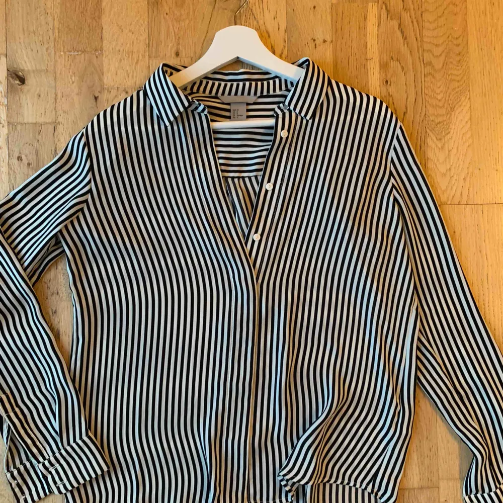 Randig fin skjorta i siden från H&M.  Använd en gång så som ny.  Nypris 700kr. . Skjortor.