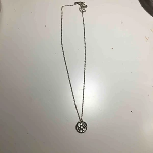 - Ett silvrigt halsband från glitter. Fick det för ca ett år sedan och har aldrig använt det pga fel stjärnmärke. Stjärnmärket i mitten är Cancer 21 Juni-22 Juli. Skickas endast och köparen betalar frakt. Ursprungspriset var 149kr