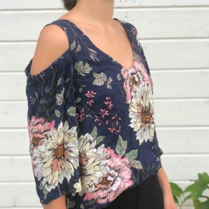  - Fin blus från Lindex, använd fåtal gånger så i nyskick!