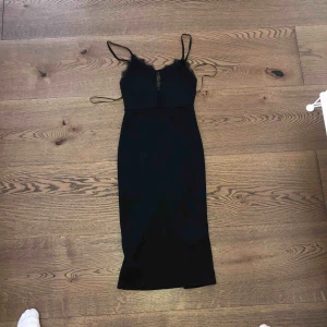  - Helt oanvänd zara klänning figursydd 