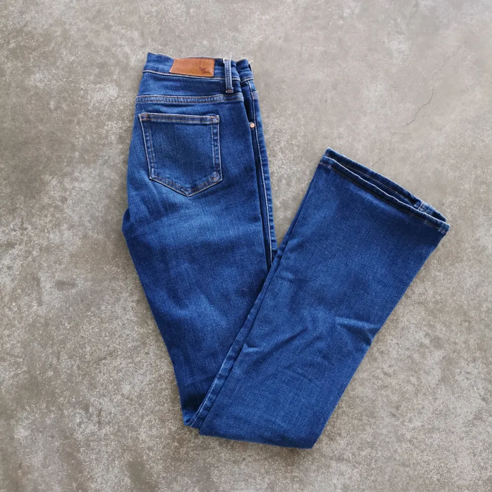 Säljer mina super snygga jeans. Perfekt till hösten. Endast använda vid 2 tillfällen. Stl XS, passar dock S också på grund av stretch. Köpta för 499.. Jeans & Byxor.