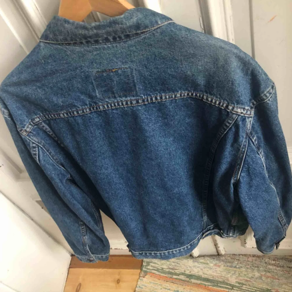 Vintage Levis jeansjacka  - 80/90-tal. Trevligt skick - Kan hämtas i Uppsala eller skickas mot fraktkostnad . Jackor.