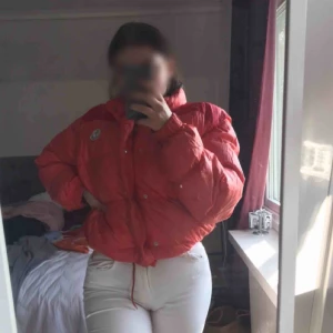  - Äkta moncler jacka säljer för 500 för att den inte längre kommer till användning ! Fint skick! Möts i Göteborg annars fraktar jag!! Går att diskutera priset !! Kram
