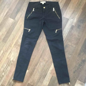  - Jätte fina Michael Kors byxor. Använda max 3 gånger.  Frakt tillkommer.