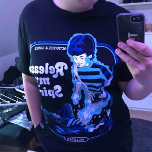  - Asfet tröja från killstar som jag tyvärr tycker sitter lite för tight på mig, nypris ca 300kr. Liten XXL, köparen står för frakt 💕