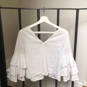  - Söt blus från Zara med volang-ärmar. 