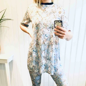  - Japanskt inspirerat tränings set från junkyard t-shirt stl S och träningsbyxor stl XS men, byxor mer som S. Aldrig använt bara testats.  200kr för båda, köparen står för frakt kan mötas upp i Linköping. 