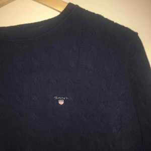  - Säljer nu min kabelstickade Gant tröja, den är använd ett fåtal gånger men det finns inga hål eller andra fel. sitter lite litet på mig(som har M) så den passar till S/M 💜 kan frakta :)
